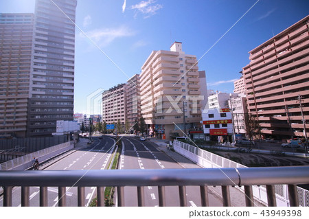在名古屋市的Chikusa站附近從人行橋看 在名古屋市的Chikusa站附近從人行橋看 43949398