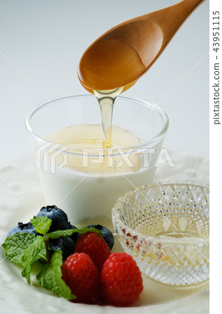 Morning yogurt with honey 43951115