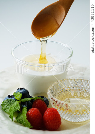 Morning yogurt with honey 43951119