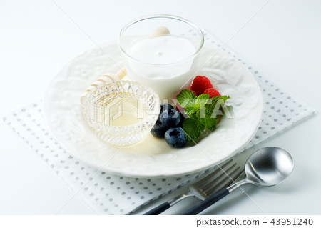 Morning yogurt with fruit and honey 43951240
