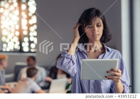 Portrait of smiling woman in office with tablet 43953212