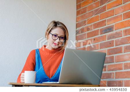 girl with notebook computer sitting and working 43954830