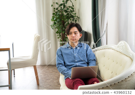 便攜式計算機和男性 便攜式計算機和男性 43960132