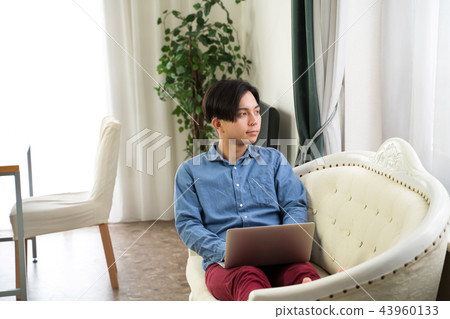 便攜式計算機和男性 43960133