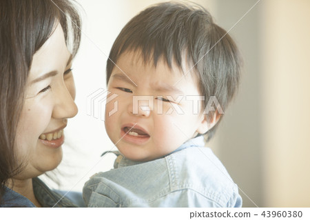 Crying child 43960380