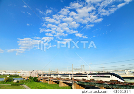 Keisei Skyliner穿越雲層，天空樹和鐵橋 43961854