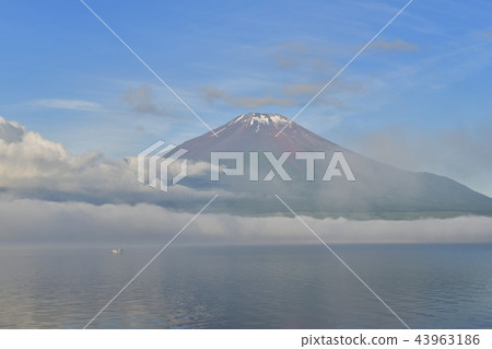 有霧的Yamanakako和顛倒的富士 有霧的Yamanakako和顛倒的富士 43963186