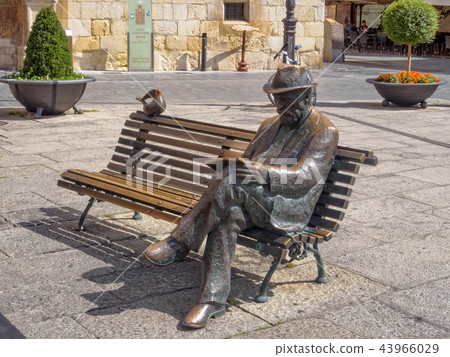 Statue of Antoni Gaudi - Leon Statue of Antoni Gaudi - Leon 43966029