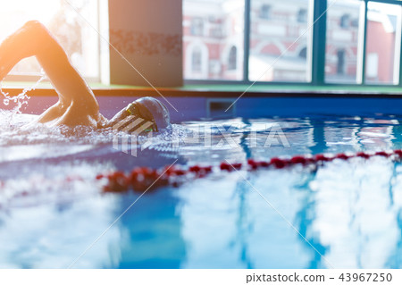 Photo from side of sports man swimming in pool 43967250