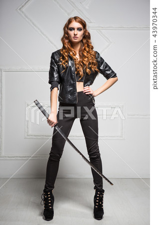 Leggy young woman 43970344