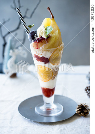Yogurt parfait with pear 43971826