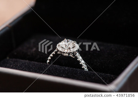 結婚訂婚婚禮喜事素材-求婚戒指 結婚訂婚婚禮喜事素材-求婚戒指 43971856