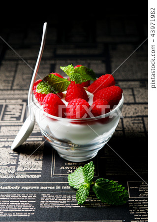 Framboise yogurt parfait 43971982