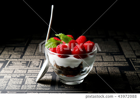 Framboise yogurt parfait 43972088