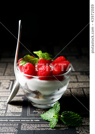 Framboise yogurt parfait 43972089
