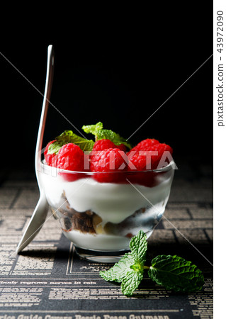 Framboise yogurt parfait 43972090