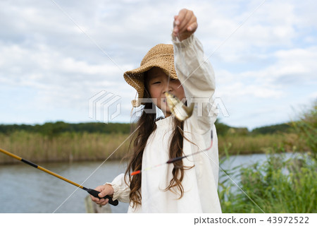 Girl who caught fish 43972522
