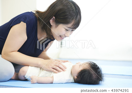 Baby yoga 43974291