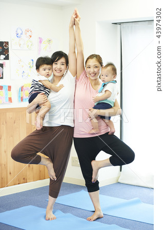 Baby yoga Baby yoga 43974302