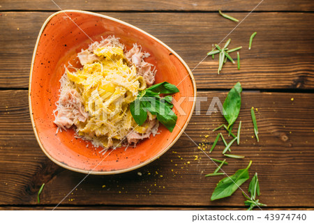 Pasta and meat in a bowl on wooden table, nobody 43974740
