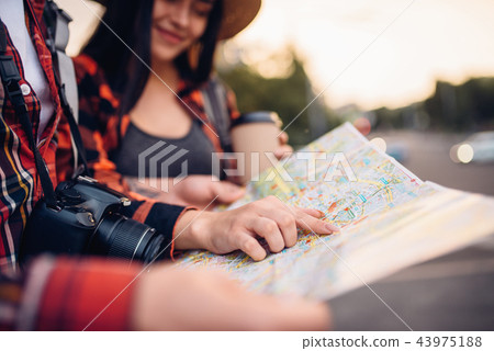 Tourists study the map of city attractions 43975188