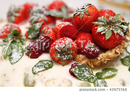 Detail of the cake with fruits Detail of the cake with fruits 43975568