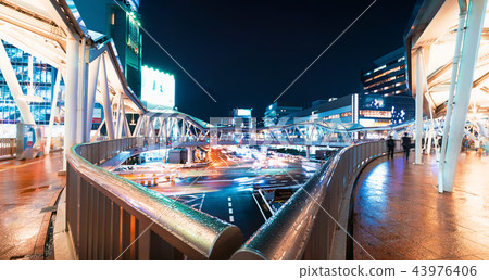 Traffic and people moving through Osaka at night 43976406