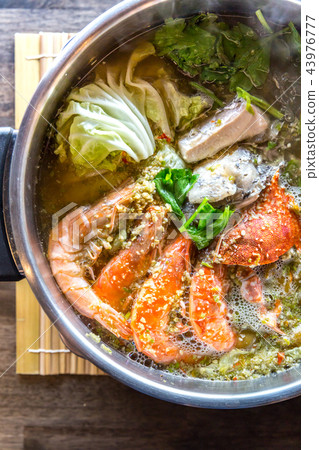Seafood hot pot 43976777