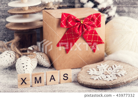Craft gift box, red bow, wooden christmas trees Craft gift box, red bow, wooden christmas trees 43977332