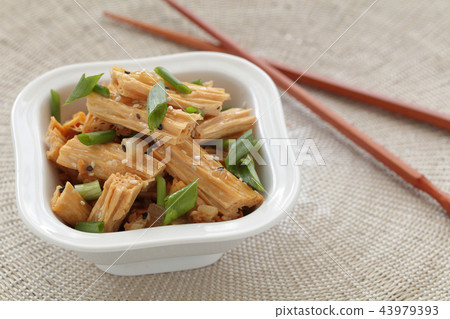 Yuba salad closeup Yuba salad closeup 43979393