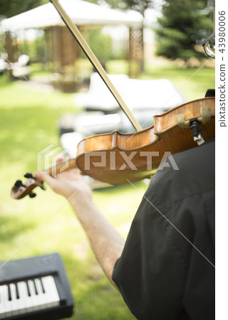 Musicians group playing wedding music 43980006