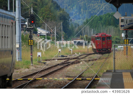 Shinpei No. 4 departing from Yoshimatsu Station 43981626