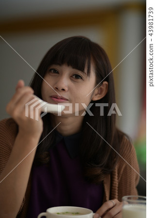 年輕女人喝湯 43981739