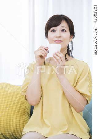 A relaxing woman 43983803