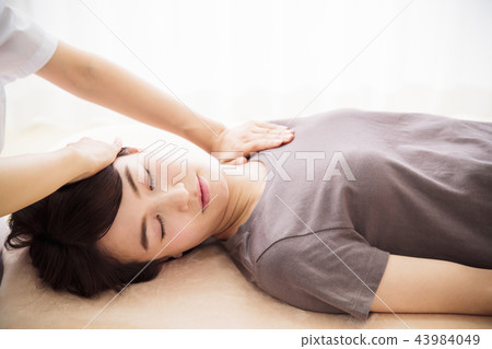 Massage beauty man bodydresser chiropractic female patient Massage beauty man bodydresser chiropractic female patient 43984049