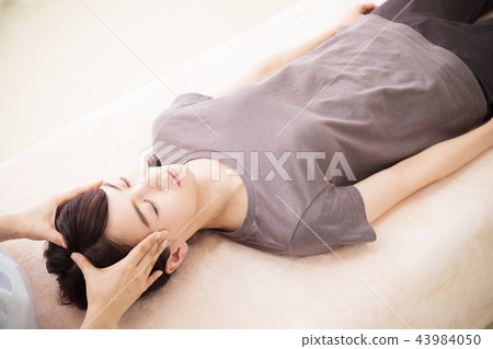 Massage beauty man bodydresser chiropractic female patient Massage beauty man bodydresser chiropractic female patient 43984050