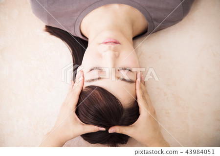Massage beauty man bodydresser chiropractic female patient 43984051