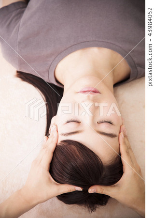 Massage beauty man bodydresser chiropractic female patient Massage beauty man bodydresser chiropractic female patient 43984052