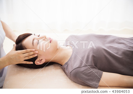 Massage beauty man bodydresser chiropractic female patient Massage beauty man bodydresser chiropractic female patient 43984053