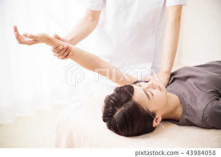Massage beauty man bodydresser chiropractic female patient Massage beauty man bodydresser chiropractic female patient 43984058