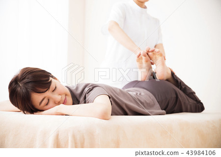 Massage beauty man bodydresser chiropractic female patient Massage beauty man bodydresser chiropractic female patient 43984106