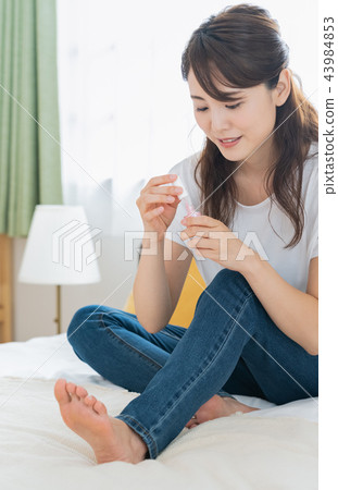 Women who do nail care 43984853