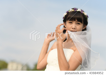 Young woman wedding 43984952