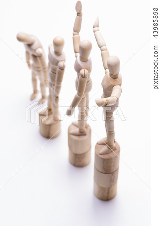 排名的木製娃娃 43985898