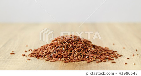 Red rice in a wooden 43986545