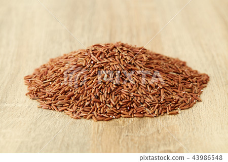 Red rice in a wooden 43986548