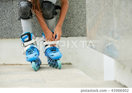 Putting on roller skates Putting on roller skates 43986802