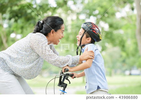 Congratulating son Congratulating son 43986880