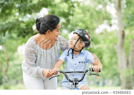 Spending time with son Spending time with son 43986883