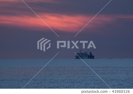 Photographed the sunset scenery of Okushiri Ferry sailing in the Sea of Japan off Esashi-cho, Hokkaido Photographed the sunset scenery of Okushiri Ferry sailing in the Sea of Japan off Esashi-cho, Hokkaido 43988326